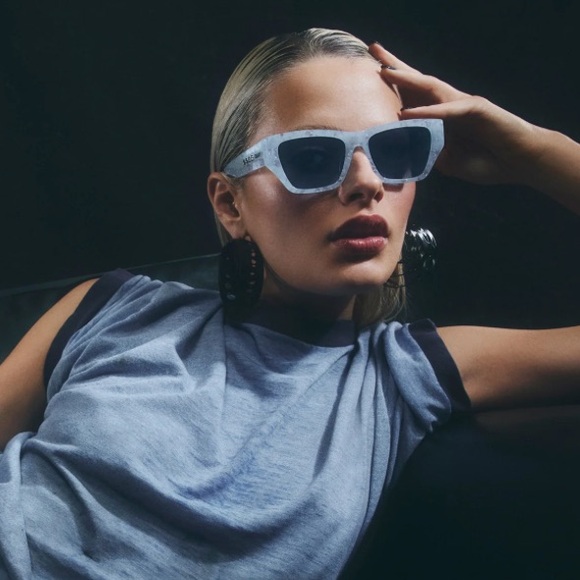 NWT QUAY Limited Edition No Apologies Sunglasses - Picture 3 of 11